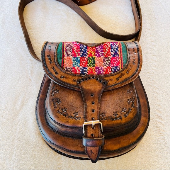 VINTAGE HAND TOOLED LEATHER HANDMADE EMBROIDERED STURDY CROSSBODY SADDLE BAG EUC - Picture 1 of 10